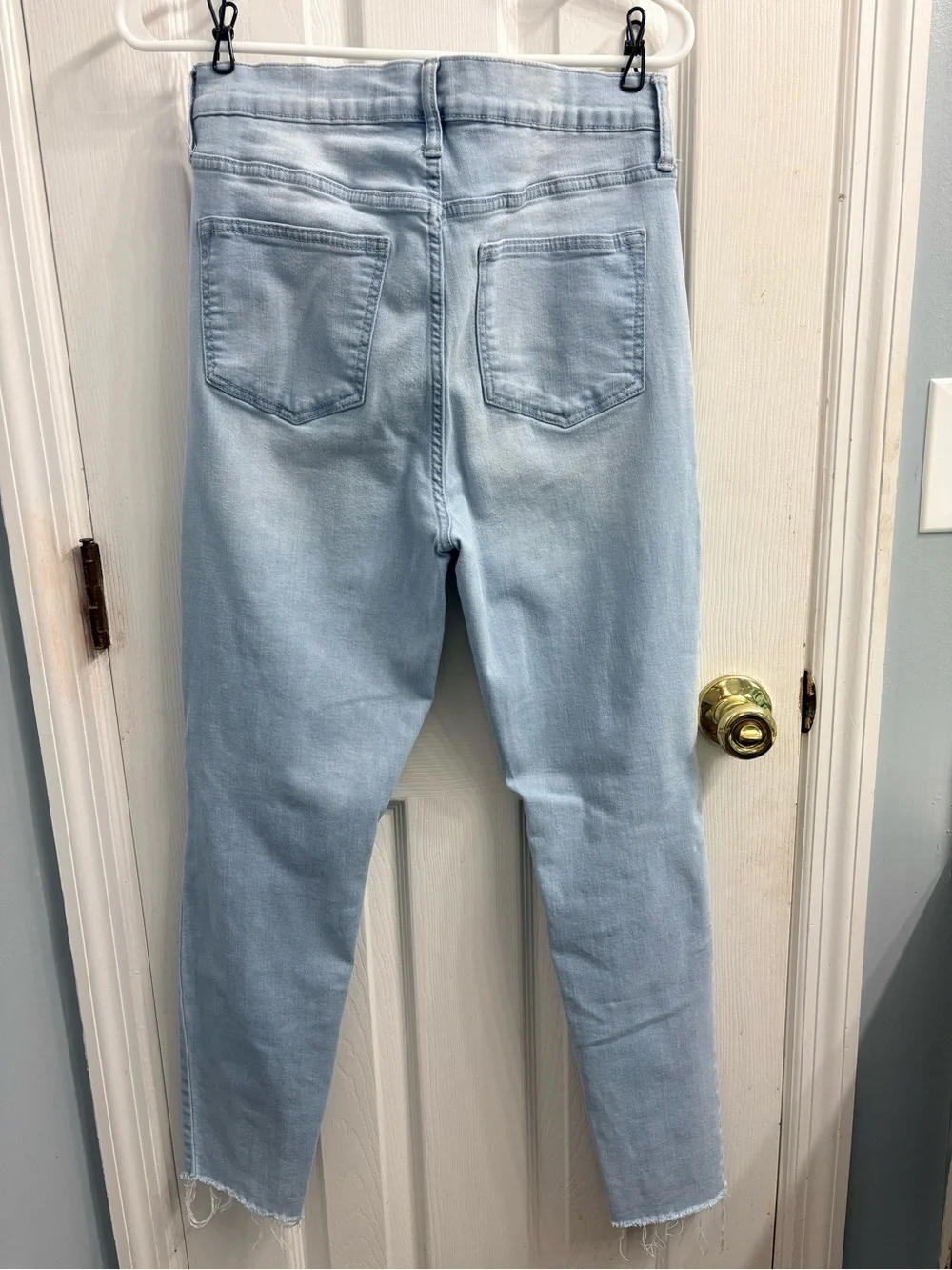 Light Wash Distressed Women’s Jeans - Unbranded